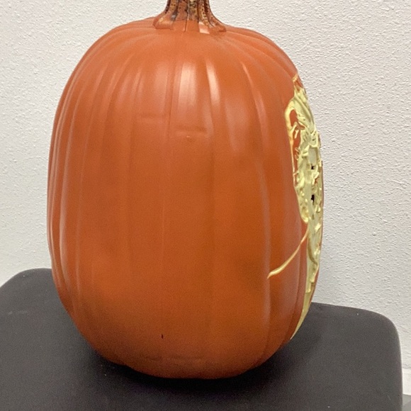 Donald trump illuminated carved pumpkin - Picture 4 of 7